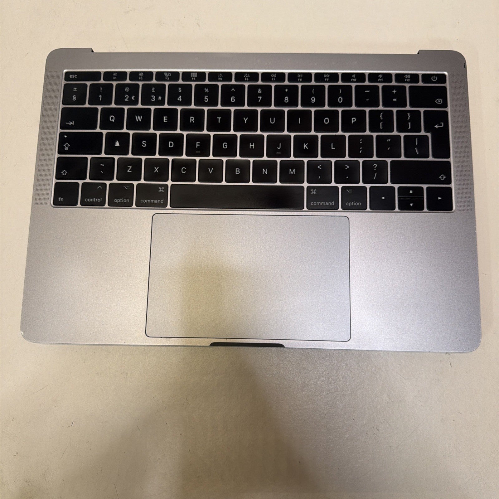 Apple MacBook Pro 13" Retina A1708 Grau Topcase, UK Tastatur & Handballenauflage