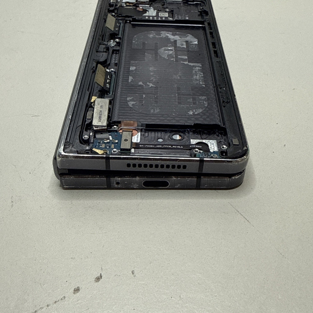 Samsung Galaxy Z Fold4 SM-F936B/DS - 256GB - *hinge faulty and flex cable*